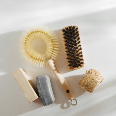 Doğal çanak fırça ve araçları sabun ile temizlik. Sıfır atık kavramı. Plastik ücretsiz. Düz yatıyordu, en iyi görünümü 