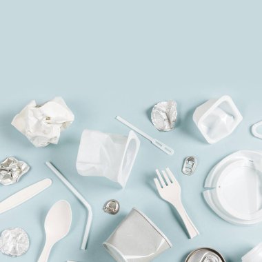 Mavi arkaplanda beyaz tek kullanımlık plastik