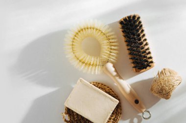 Doğal çanak fırça ve araçları sabun ile temizlik. Sıfır atık kavramı. Plastik ücretsiz. Düz yatıyordu, en iyi görünümü 