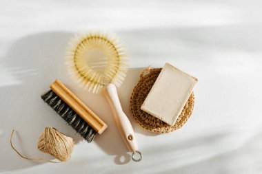 Doğal çanak fırça ve araçları sabun ile temizlik. Sıfır atık kavramı. Plastik ücretsiz. Düz yatıyordu, en iyi görünümü 