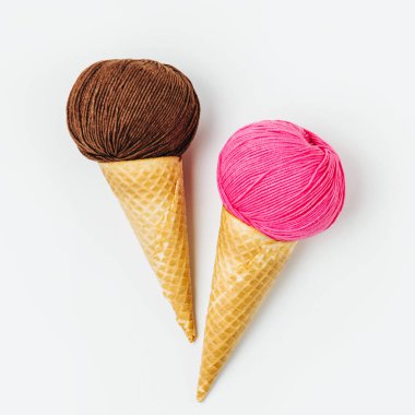 Dondurma külahı ile iplik yumağı