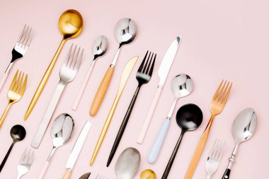 Grup pink üzerinde çeşitli kaplar