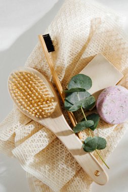 Eko doğal banyo aksesuarları, doğal kozmetik ürünler ve araçlar. Sıfır atık kavramı. Plastik ücretsiz. Düz yatıyordu, en iyi görünümü 