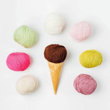 Dondurma külahı ile iplik yumağı