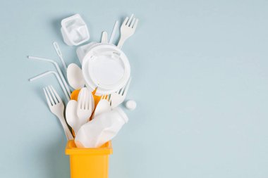 Beyaz tek mavi arka plan üzerinde çöp Kutusu'ndaki plastik kullanın