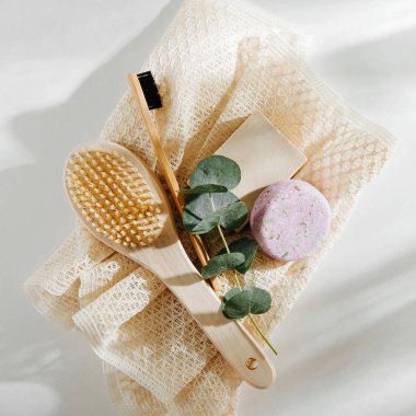 Eko doğal banyo aksesuarları, doğal kozmetik ürünler ve araçlar. Sıfır atık kavramı. Plastik ücretsiz. Düz yatıyordu, en iyi görünümü 