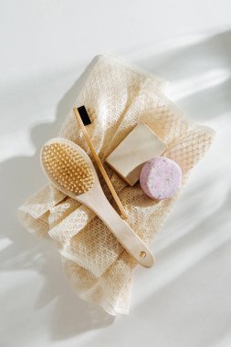 Eko doğal banyo aksesuarları, doğal kozmetik ürünler ve araçlar. Sıfır atık kavramı. Plastik ücretsiz. Düz yatıyordu, en iyi görünümü 