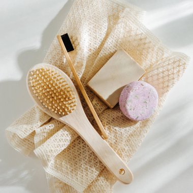 Eko doğal banyo aksesuarları, doğal kozmetik ürünler ve araçlar. Sıfır atık kavramı. Plastik ücretsiz. Düz yatıyordu, en iyi görünümü 