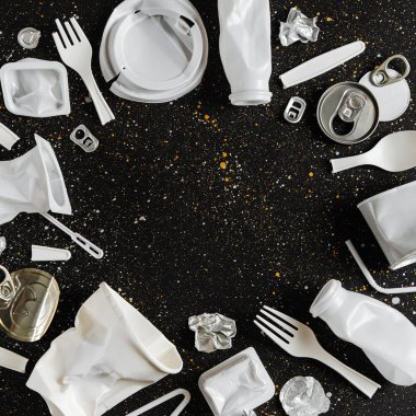 Siyah arka plan üzerine gıda plastik ambalaj. Plastik ve ekoloji geri dönüşüm kavramı. Düz yatıyordu, en iyi görünümü