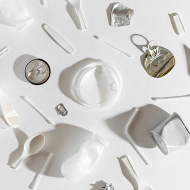 Beyaz arka plan üzerinde gıda plastik ambalaj. Plastik ve ekoloji geri dönüşüm kavramı. Düz yatıyordu, en iyi görünümü