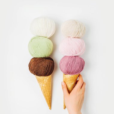 Dondurma külahı ile iplik yumağı