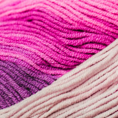 Pembe gökkuşağı renkli iplik yakın örgü için