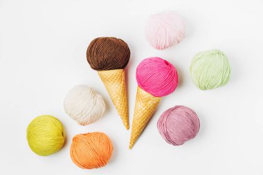 Dondurma külahı ile iplik yumağı