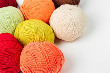 Beyaz arkaplanda örgü örmek için renkli iplik. 