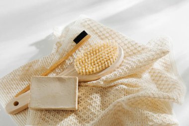 Eco çanta, sabun bambu diş fırçası, doğal fırça Eko kozmetik ürünler ve araçlar. Sıfır atık plastik ücretsiz. Sürdürülebilir yaşam tarzı kavramı
