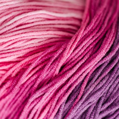 Pembe gökkuşağı renkli iplik yakın örgü için