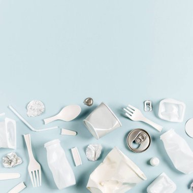 Mavi arkaplanda beyaz tek kullanımlık plastik