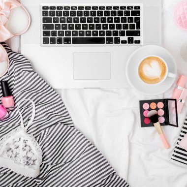 Dizüstü bilgisayarlı ve kadın aksesuarlı moda blogcusu çalışma alanı. düz yatış, üst görünüm
