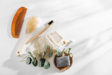 Eco çanta, sabun bambu diş fırçası, doğal fırça Eko kozmetik ürünler ve araçlar. Sıfır atık plastik ücretsiz. Sürdürülebilir yaşam tarzı kavramı