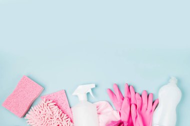 Deterjan ve temizlik aksesuarları pembe renkte. Temizlik hizmeti konsepti. Düz yatış, Üst Görünüm.