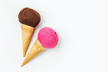 Dondurma külahı ile iplik yumağı