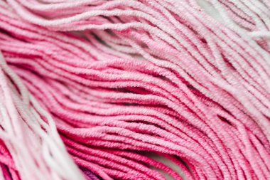 Pembe gökkuşağı renkli iplik yakın örgü için