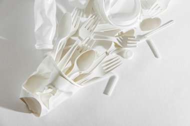 Beyaz tek beyaz arka plan üzerinde plastik kullanın. Portre.