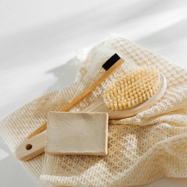 Eco çanta, sabun bambu diş fırçası, doğal fırça Eko kozmetik ürünler ve araçlar. Sıfır atık plastik ücretsiz. Sürdürülebilir yaşam tarzı kavramı
