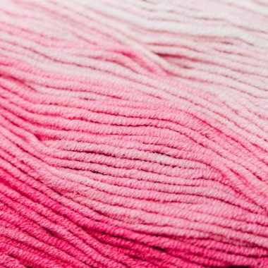 Pembe gökkuşağı renkli iplik yakın örgü için