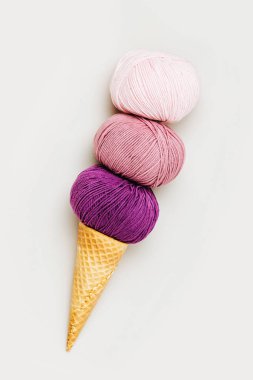 Dondurma külahı ile iplik yumağı