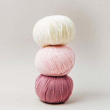 Beyaz arkaplanda örgü örmek için renkli iplik. 