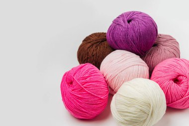 Beyaz arkaplanda örgü örmek için renkli iplik. 