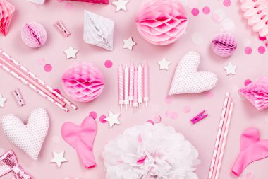 Pembe ve beyaz kağıt süsleme, ponpon, şeker, kalp, hediyeler, konfeti bebek partisi için. Doğum günü kavramı. Düz yatıyordu, en iyi görünümü