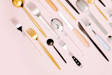 Grup pink üzerinde çeşitli kaplar