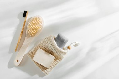Eco çanta, sabun bambu diş fırçası, doğal fırça Eko kozmetik ürünler ve araçlar. Sıfır atık plastik ücretsiz. Sürdürülebilir yaşam tarzı kavramı