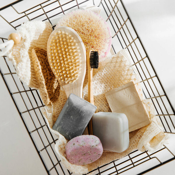Эко натуральные принадлежности для ванной комнаты, натуральные косметические средства и инструменты. Концепция нулевых отходов. Без пластика. Плоский, вид сверху
 