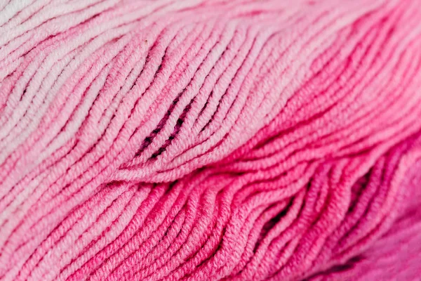 Pembe gökkuşağı renkli iplik yakın örgü için