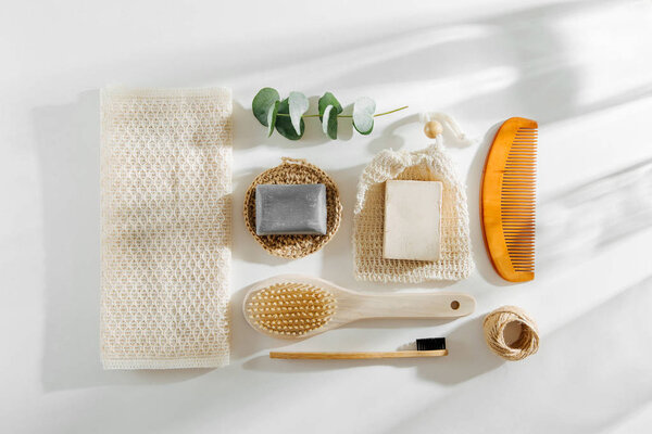Набор мыльной эко-сумки, бамбуковой зубной щетки, натуральных косметических средств и инструментов. Нулевые отходы, без пластика. Концепция устойчивого образа жизни.