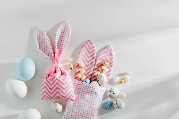 Kantung Kelinci Paskah Dengan Suguhan Permen Telur Coklat Dengan Latar — Stok Foto