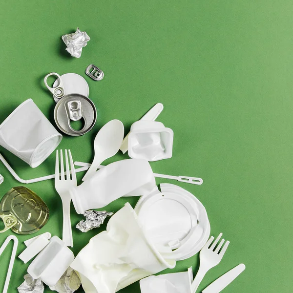 Yeşil Arka Planda Plastik Atık Toplama Plastik Ekolojinin Geri Dönüşümü — Stok fotoğraf