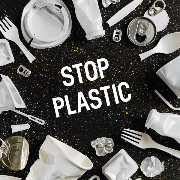 Paket Plastik Makanan Dengan Latar Belakang Hitam Konsep Daur Ulang — Stok Foto
