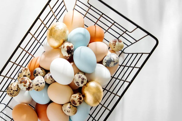 Telur Berwarna Alami Dalam Keranjang Logam Hitam Dengan Lampu Matahari — Stok Foto