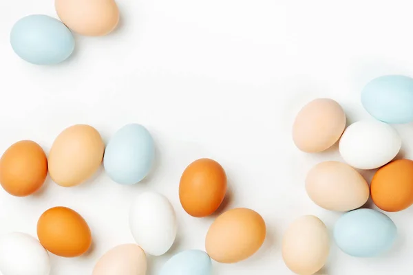 Telur Coklat Dan Putih Alami Latar Belakang Cahaya Komposisi Dalam — Stok Foto