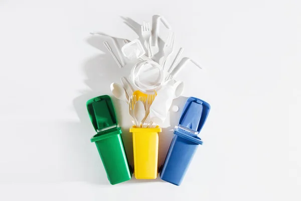 Plástico Blanco Solo Uso Cubos Basura Sobre Fondo Blanco —  Fotos de Stock