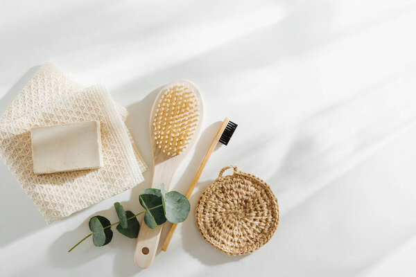 Мыльная эко-сумка, бамбуковая зубная щетка, натуральные косметические средства и инструменты. Нулевые отходы, без пластика. Концепция устойчивого образа жизни
