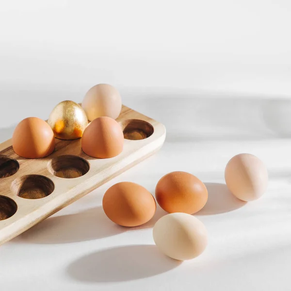 Telur Berwarna Alami Dalam Kotak Telur Kayu Dengan Lampu Matahari — Stok Foto