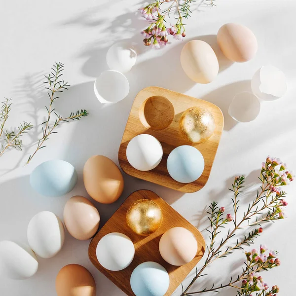 Telur Berwarna Alami Dalam Kotak Telur Kayu Dan Bunga Dengan — Stok Foto