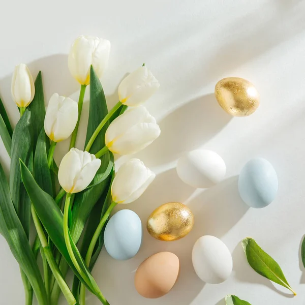 Tulip Putih Dan Telur Dengan Sinar Matahari Latar Belakang Putih — Stok Foto