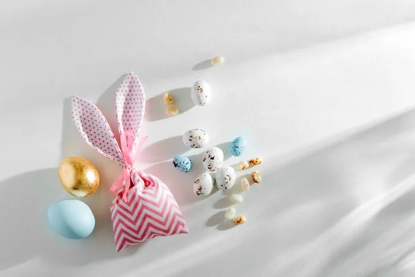 Kantung Kelinci Paskah Dengan Suguhan Permen Telur Coklat Dengan Latar — Stok Foto