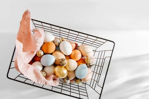 Huevos Color Natural Cesta Metal Negro Con Luz Solar Estilo — Foto de Stock